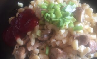 Грибы в сметане с макаронами