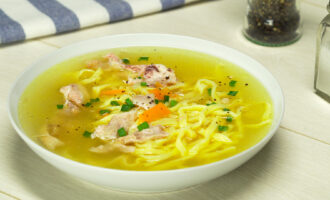 Куриный суп с домашней лапшой