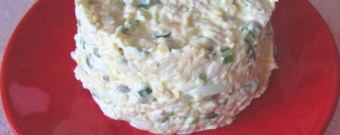 Салат с куриным филе, яйцами, сыром и зеленым горошком