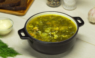 Суп из щавеля с копченой куриной грудкой