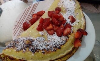 Блины с клубникой