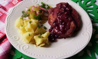 Свиная шея с клюквенным соусом