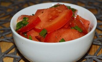 Салат из помидоров с медово-горчичным соусом
