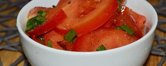 Салат из помидоров с медово-горчичным соусом