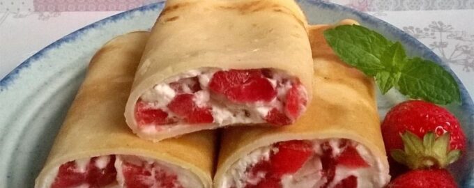 Блины с клубникой и взбитыми сливками