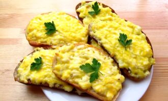 Горячие бутерброды с плавленным сыром и чесноком