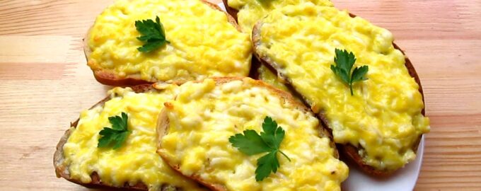 Горячие бутерброды с плавленным сыром и чесноком