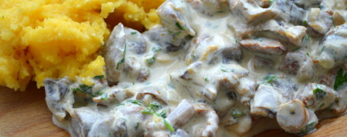 Лисички со сметаной