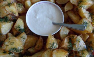 Картофельный гарнир с чесночным соусом