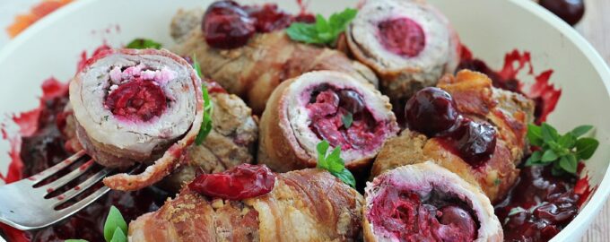 Рулетики из свинины с вишней