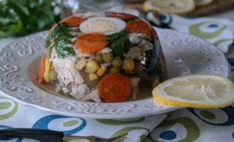Куриное желе с овощами