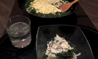 Салат с рисом и копченой рыбой