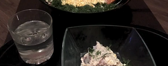 Салат с рисом и копченой рыбой