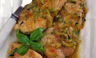 Куриное филе в горчичном соусе с цукини