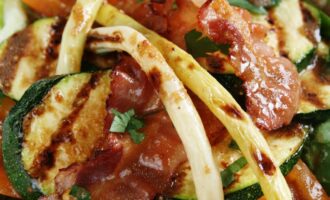 Салат с овощами-гриль и беконом