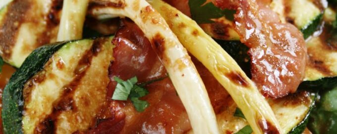 Салат с овощами-гриль и беконом