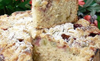 Пирог с клубникой и крыжовником