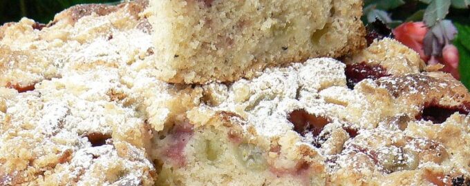 Пирог с клубникой и крыжовником
