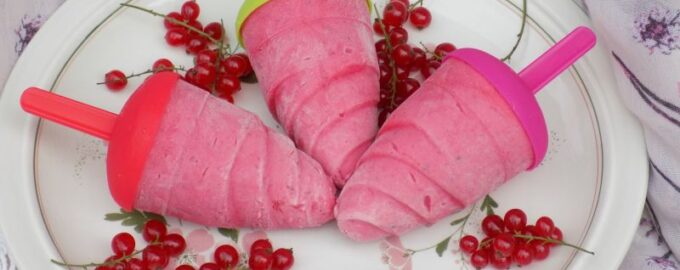 Мороженое из красной смородины и йогурта