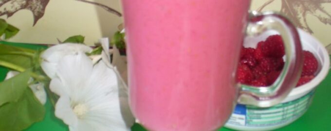 Малиновый коктейль с бананом и семечками