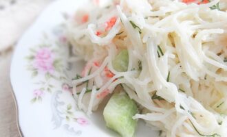 Крабовый салат с рисовой лапшой