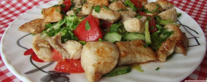 Легкий салат с овощами и курицей