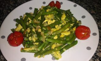 Стручковая фасоль с яйцом по-армянски