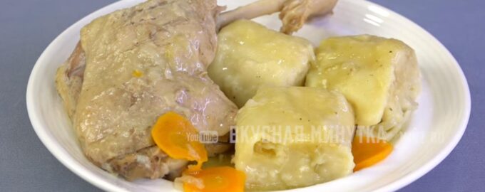 Утка тушеная с овощами с луковыми рулетиками.