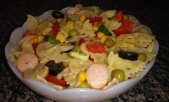Салат из макарон с овощами