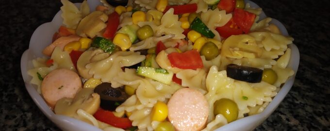 Салат из макарон с овощами
