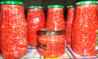Заготавливаем сырую аджику с хреном