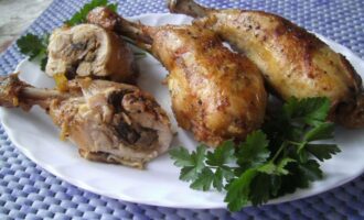 Куриные окорочка, фаршированные грибами