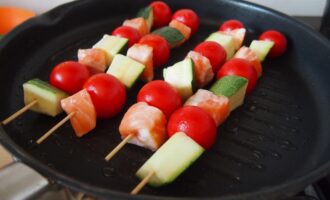 Шашлык из лосося, цукини и помидора