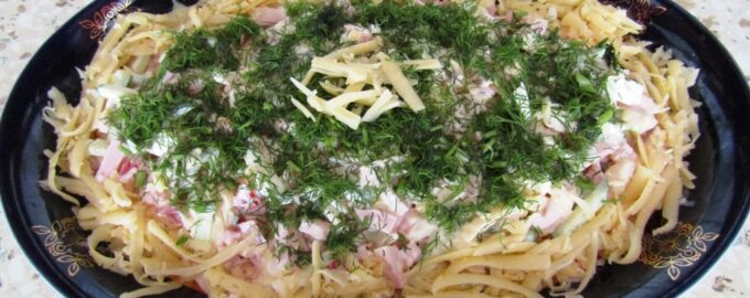 Салат с вареной колбасой, яйцами, сыром и овощами