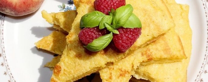 Манный блин с персиком