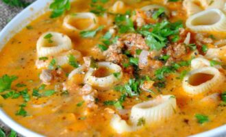 Томатный суп с фаршем и макаронами