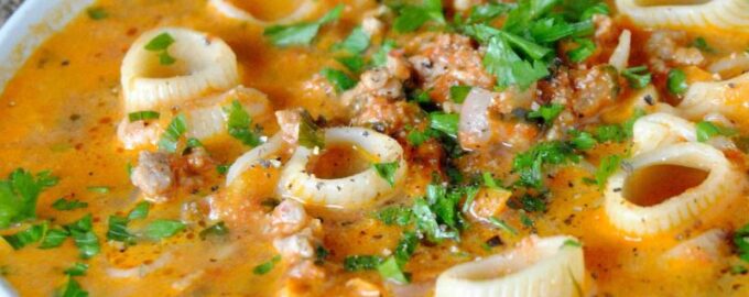 Томатный суп с фаршем и макаронами