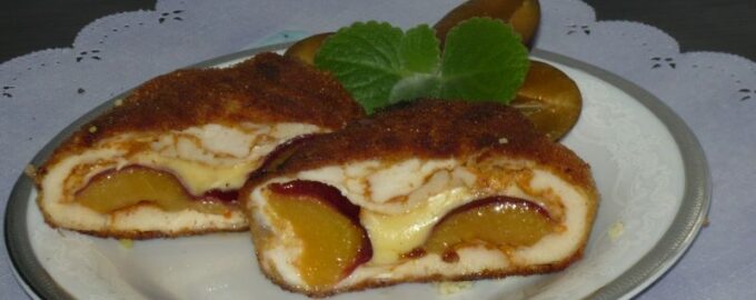 Куриное филе со сливами и сыром