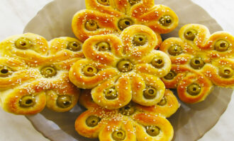 Булочки с оливками в духовке.