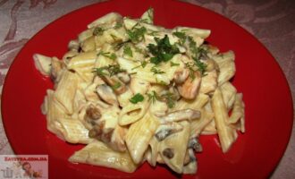 Макароны с курицей, грибами и сыром