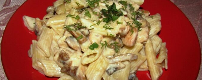 Макароны с курицей, грибами и сыром