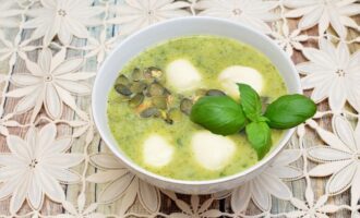 Крем-суп из брокколи с моцареллой и семенами тыквы