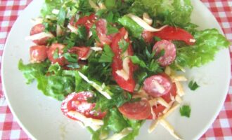 Салат с сыром и охотничьими колбасками