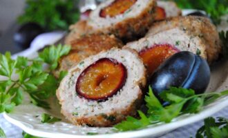 Мясные шарики со сливами