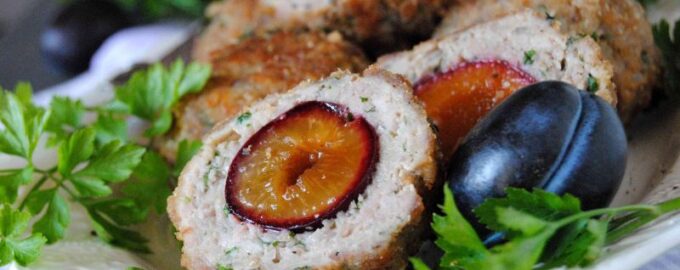 Мясные шарики со сливами
