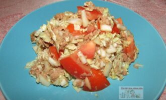 Салат с тунцом, пекинской капустой и помидорами