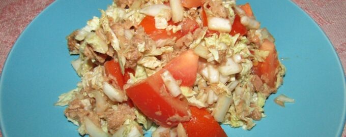 Салат с тунцом, пекинской капустой и помидорами