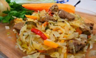 Тушеная капуста с мясом баранины