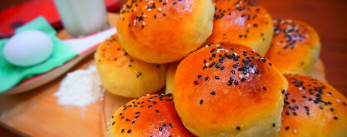 Сдобные и пышные булочки на кефире с яблочной начинкой!
