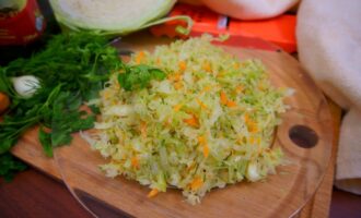 Салат из капусты вкусный и легкий.